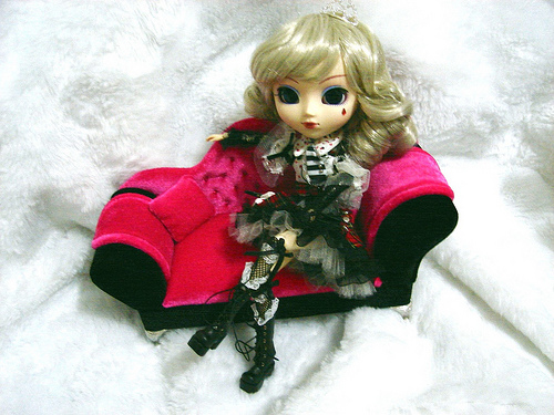 Pullip no Sofá Este sofá (que também é um porta Jóias) está a venda por R$52 no Flickr.